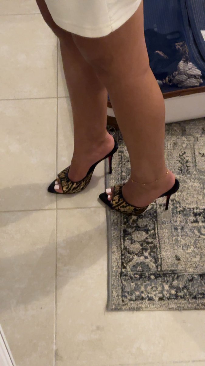 NourDeesse_'s tweet photo. mes louboutins ❤️🖤 https://t.co/mW6JKnUk3S