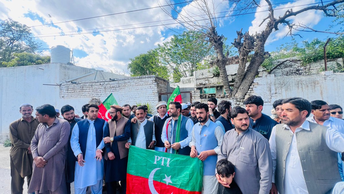 DNNaveed001's tweet photo. پاکستان تحریک انصاف ہنگو 
ملک جاری بے تحاشا مہنگائی کے خلاف ہنگو پریس کلب کے سامنے پاکستان تحریک انصاف ہنگو کے ورکرز اور عہدیداروں کا احتجاجی مظاہرہ https://t.co/nZ6GMK5kNl
