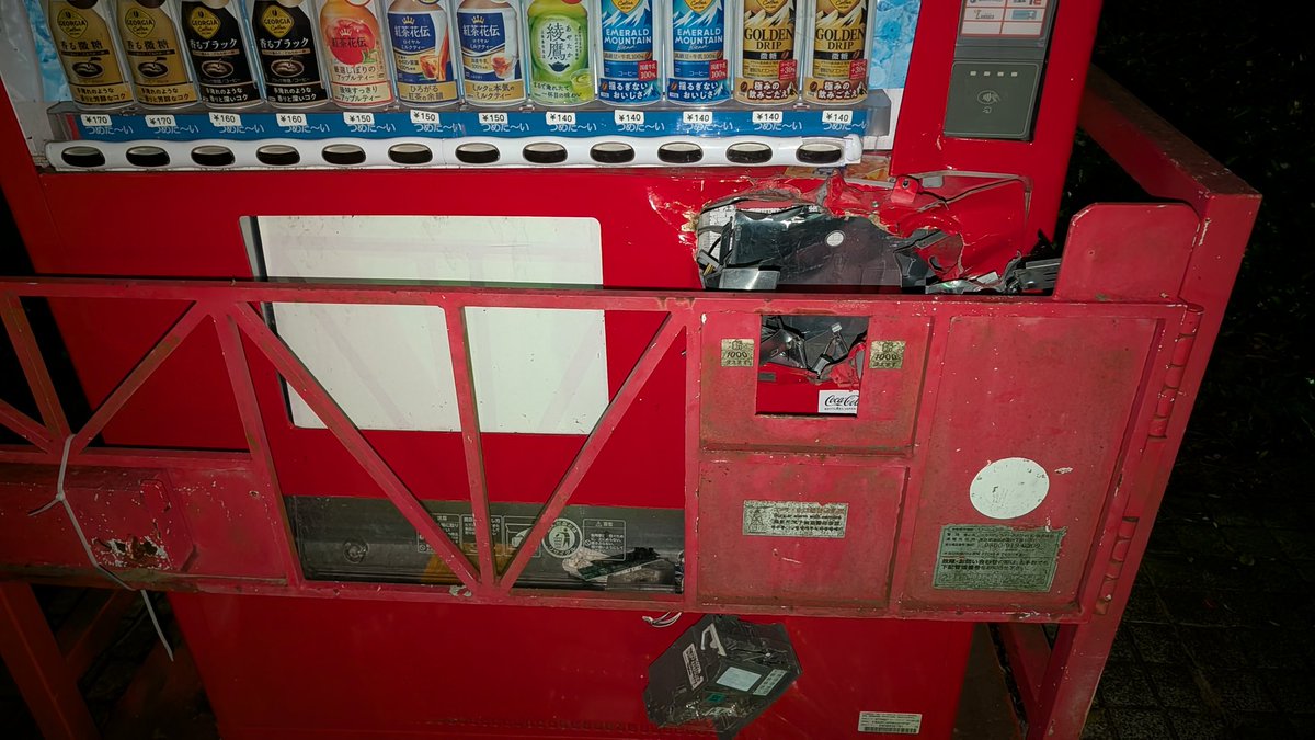 ジュース買おうとしたら自販機破壊されてた(´；ω；｀)の、の、喉のイガイガが(´；ω；｀)