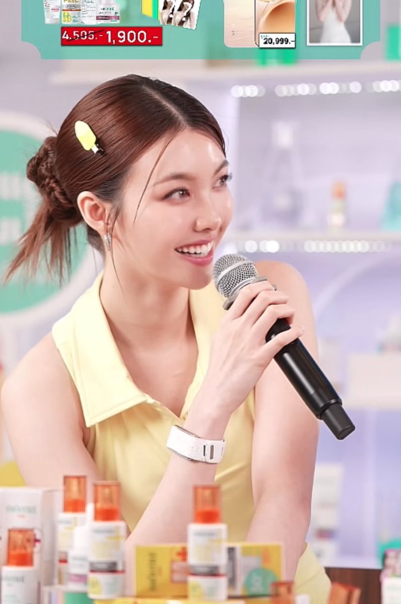 อยากลุกไปใช้ชีวิต แต่ง่วง 😪 tweet media