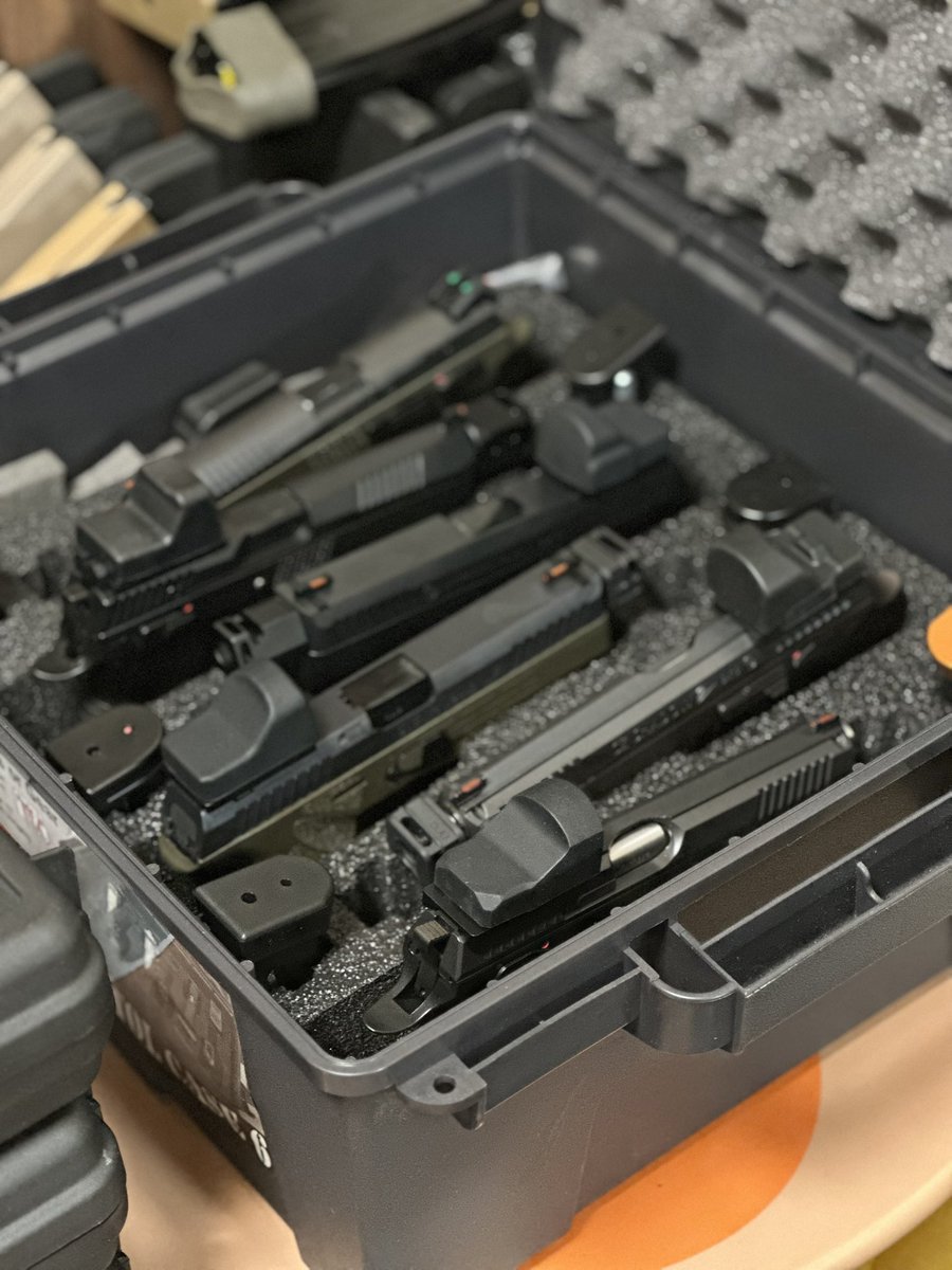 nekonabestation's tweet photo. 片っ端から撃ってみたら…
shadow2のハンマー動作がダメ
撃ちすぎですかねぇ
メーカーさんにメンテ出してみます。

G17のショートリコイルアシストスプリング
なかなか効果あるようで
全弾１０点（埋もれて見えませんが）

G19Xにも施工します。

#BATON #G17 #G19X #カーボネイト #carbon8 #shadow2 https://t.co/DEbcx9AbB7