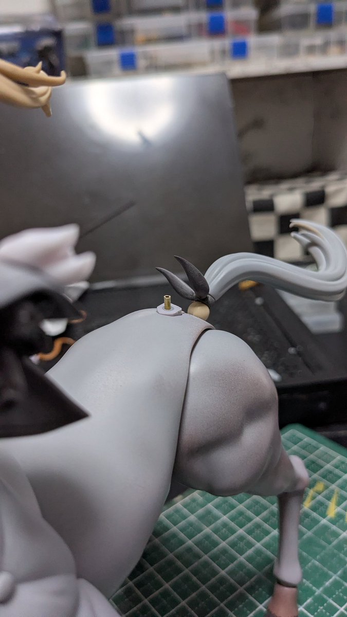 kanou_sononi's tweet photo. エレーナ腰のベルトが妙に浮くので、本体とベルト側の基部を削って修整しました。
3ミリ軸が収まらくなったので軸を真鍮に変更してます。 https://t.co/x3HO1Pl2pN