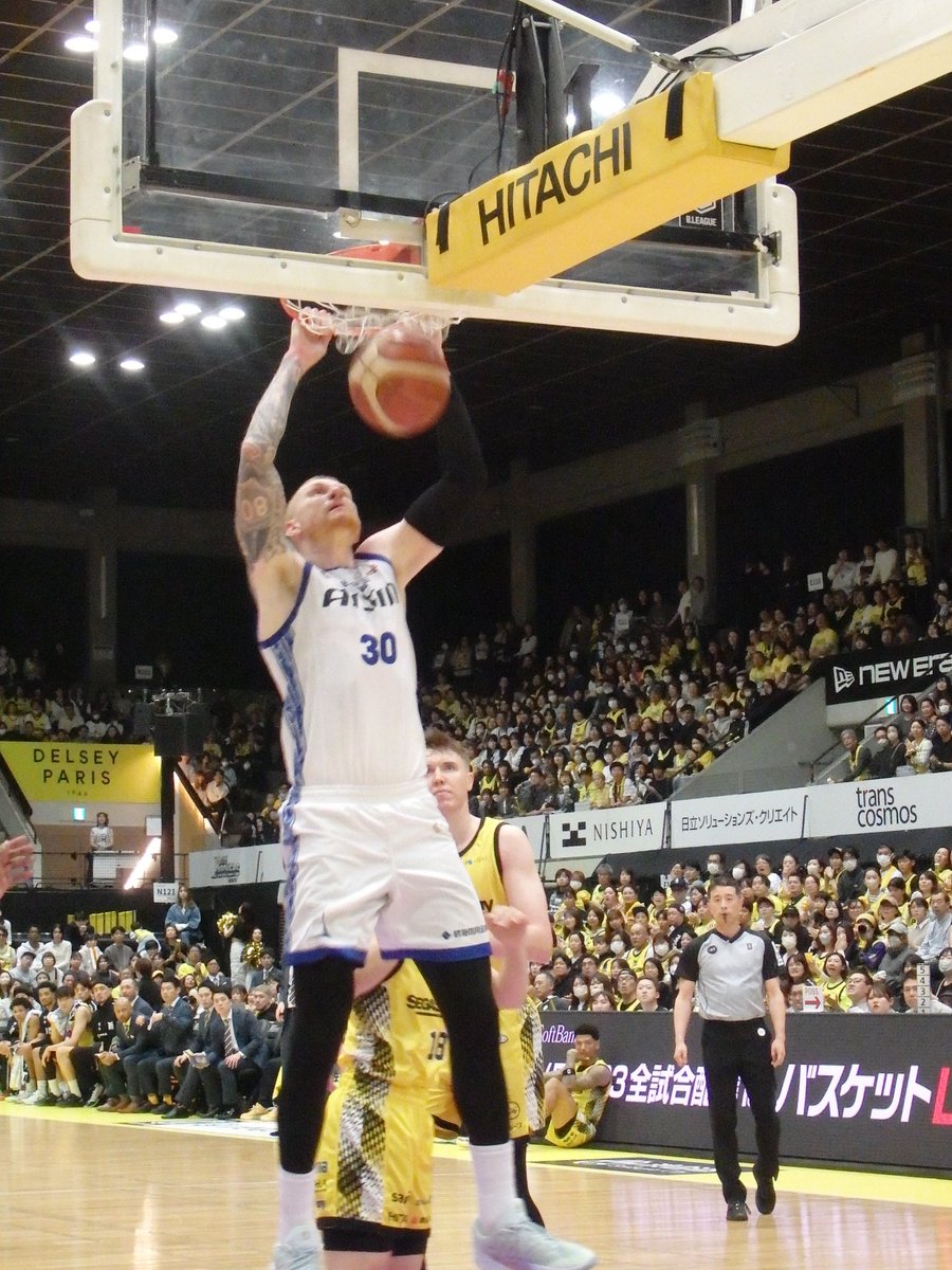 blue_Trombone's tweet photo. 8.4.4(sat)
渋谷🆚三河観戦。
大庭選手、TK選手、キコさん、ショーティーお兄さん等々ロボッツゆかりの方々の応援🤖🏀
Game1は三河勝利👍
白熱した接戦で見応えありました。

自分土産に、サンロッカーズポロシャツ購入👕 https://t.co/0p21IG8ooe