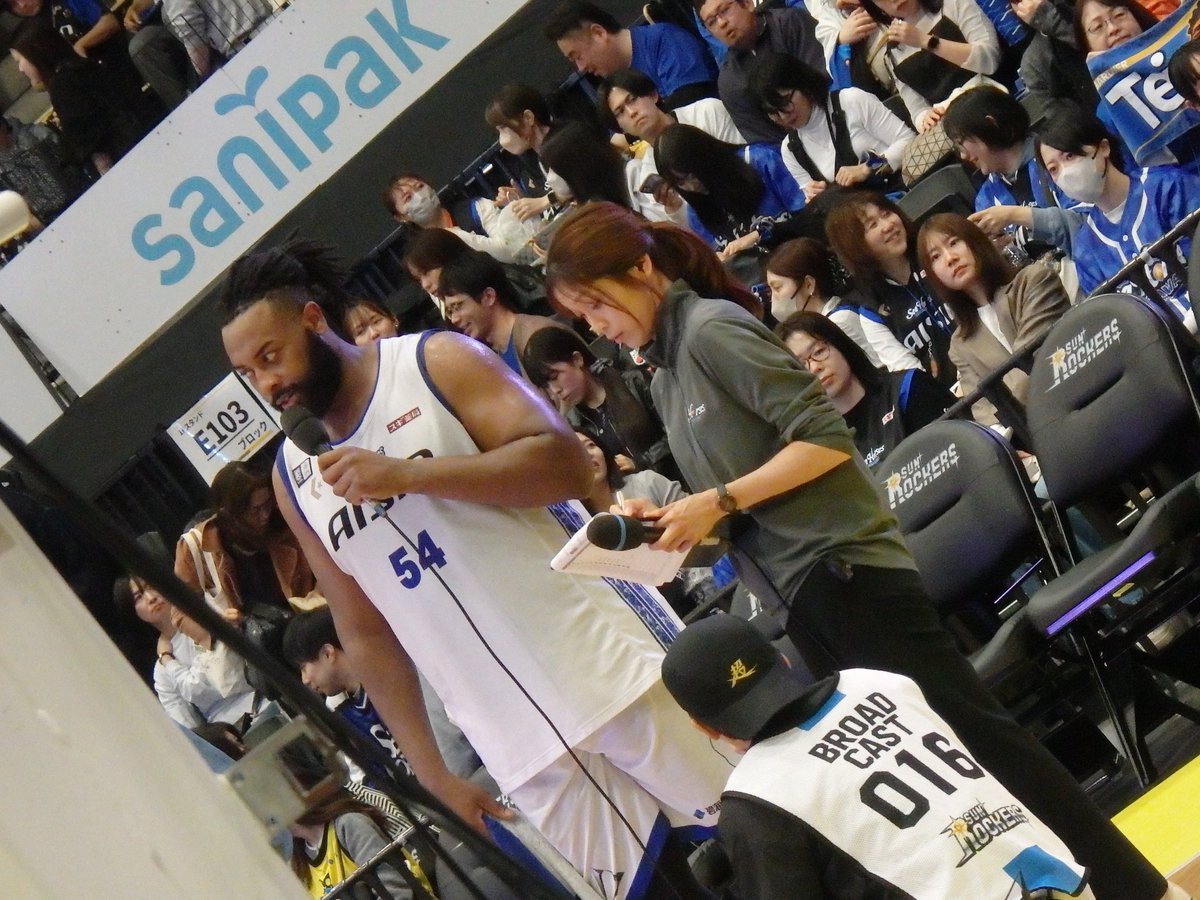 blue_Trombone's tweet photo. 8.4.4(sat)
渋谷🆚三河観戦。
大庭選手、TK選手、キコさん、ショーティーお兄さん等々ロボッツゆかりの方々の応援🤖🏀
Game1は三河勝利👍
白熱した接戦で見応えありました。

自分土産に、サンロッカーズポロシャツ購入👕 https://t.co/0p21IG8ooe