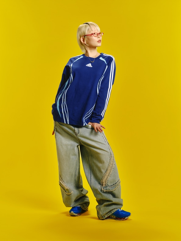 0takku0's tweet photo. adidasのチームガイストワイドデニムパンツのインディゴってオンラインで見つけられないけど、店舗では発売あり。ブラックよりインディゴの方がデザイン分かるから好き。 https://t.co/0JFJNZejYS