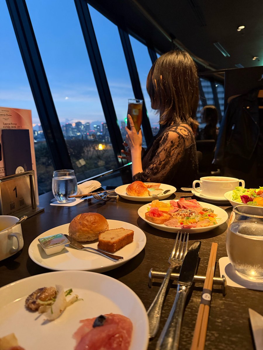 久しぶりにとあと遊んできた！！！！
あのですね……全然記念日とかでもない何でもない日なのに超高級ディナービュッフェお誘い頂いて……たらふく食ってきました……全てが高級食材だし高級ケーキだしこれが食べ放題なの…寿司も天麩羅も肉も全て幸……景色もよくて……二度と経験出来ない…感謝😭