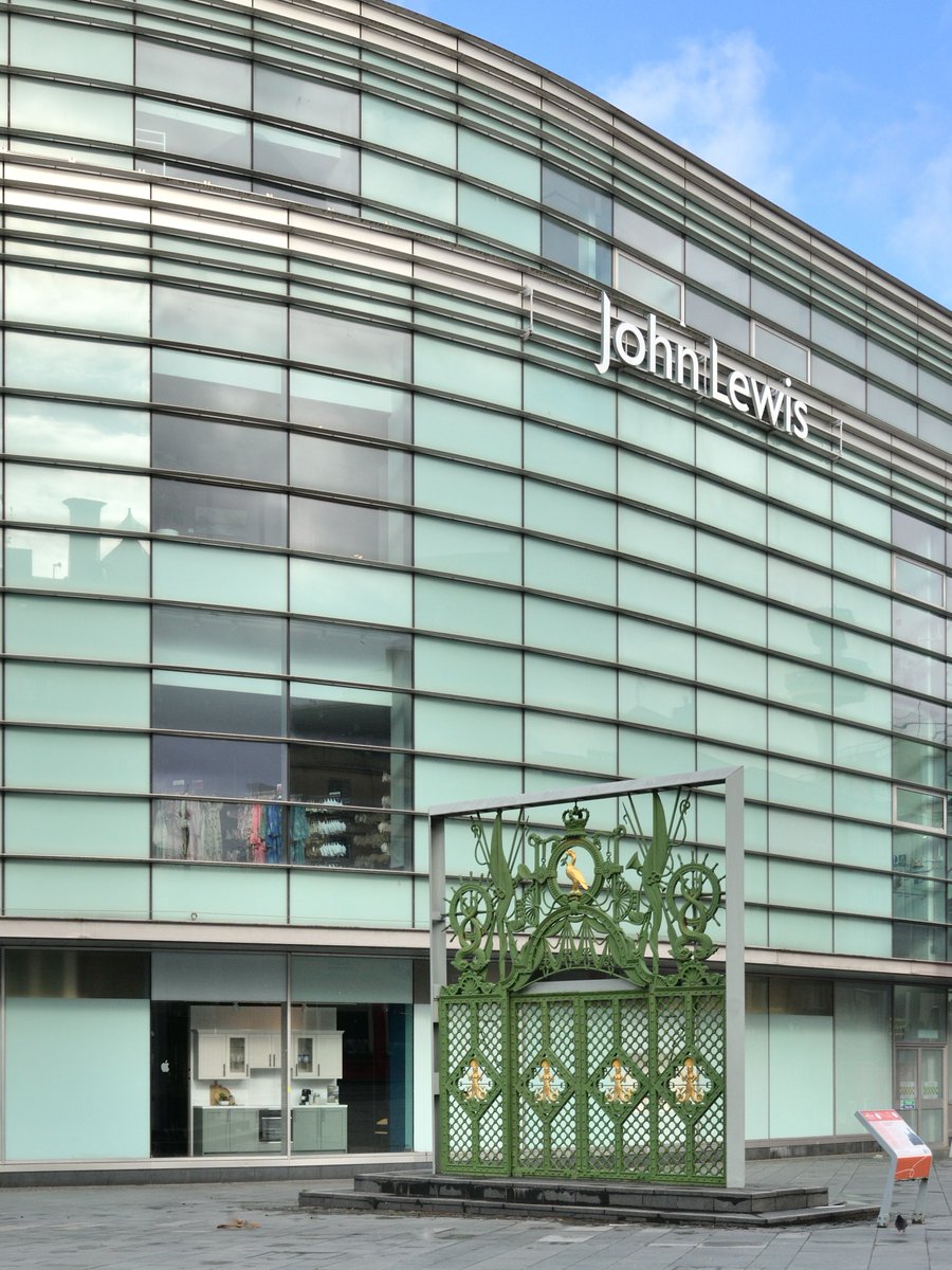 Liverpool1207's tweet image. Good to see that since the #BBC story, the hazardous #Bolt scooters appear to have been moved on from surrounding the Sailor's Home Gates (still cluttering the pavement a few yards away)
bbc.co.uk/news/articles/…