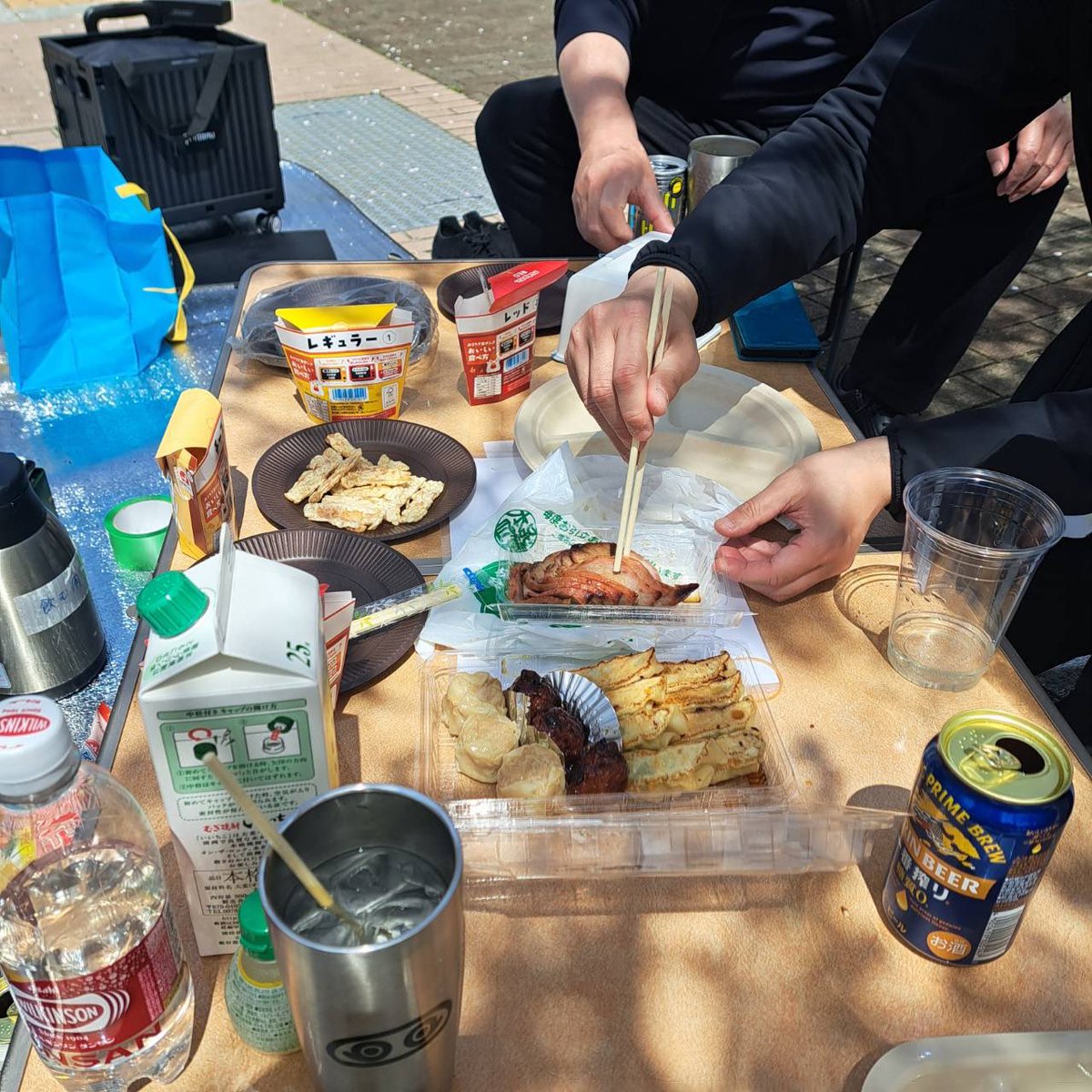 designcamp_kda's tweet photo. 今日は神戸デザイン協会の「花見会」でした。
本当は昨日だったのですが生憎の雨☔で順延。でも今日は快晴☀️暑いくらいのお天気。ゲストもたくさん集まってくれて満開の桜を眺めながらみんなで乾杯はサイコー♪
新神戸駅近くの生田川公園の桜がとても綺麗でした🌸

#神戸デザイン協会
#お花見2026 https://t.co/LaEPZqSZOL