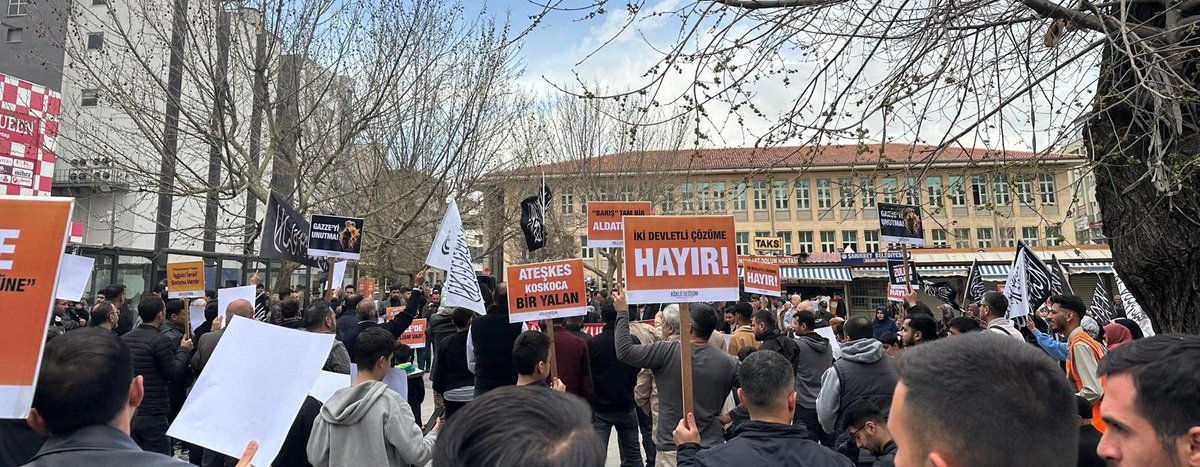 KokluDegisim27's tweet photo. Köklü Değişim Gaziantep Temsilciliği Basın Açıklaması
Aksa’yı Kurtarın!
ABD’ye Karşı Durun!
Balıklı Meydanı’nda yapılan basın açıklamasına Müslümanlar büyük ilgi gösterdi.
Köklü Değişim adına basın açıklamasını Ferhat Okur okudu.
Açıklamasında şu ifadelere yer verildi:
“Aksa Zincire Vuruldu! Filistinli Kardeşlerimize İdam Kararları Çıkıyor!
2 yıldır Gazze’de yaşanan soykırım, açlık ve katliamlara rağmen İslam beldelerinden somut bir adım gelmedi. Şimdi işgalci Yahudi varlığı, 839 yıldır kapanmayan Mescid-i Aksa’yı kapattı, kapısına zincir vurdu ve Filistinli esirler için idam kararları alıyor.
Asıl felaket Aksa’nın kapalı olması değil, yöneticilerin izzet duygusunu kaybetmesi ve Müslüman ordulara vurulan zincirlerdir.
Yöneticilere sesleniyoruz: Kardeşlerimiz darağacına yürürken hâlâ neyi bekliyorsunuz? Bu zillet yetmedi mi?
Tek çözüm Raşid-i Hilafet’tir!”
Basın açıklamasının ardından yapılan duada,
“Ya Rabbi! Filistin’e nusret gönder, Aksa’da Raşid Halife ile namaz kılmayı nasip et!” denildi.
Müslümanların yoğun tekbir ve hilafet sloganları eşliğinde program sona erdi.
#AksayıKurtar
#Gaziantep