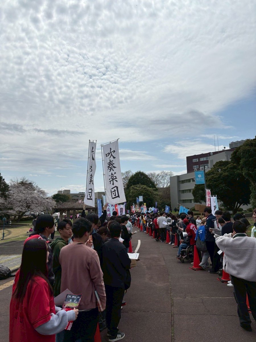 hiroshima_tkb's tweet photo. 明日は遂に入学式🌸
広島県人会も明日のビラ配りに参加します‼️
（写真は昨年度。今年もカープが目印です🎏）
#広島県人会 #ITF26 #春から筑波 https://t.co/Jiw7WHOIHz