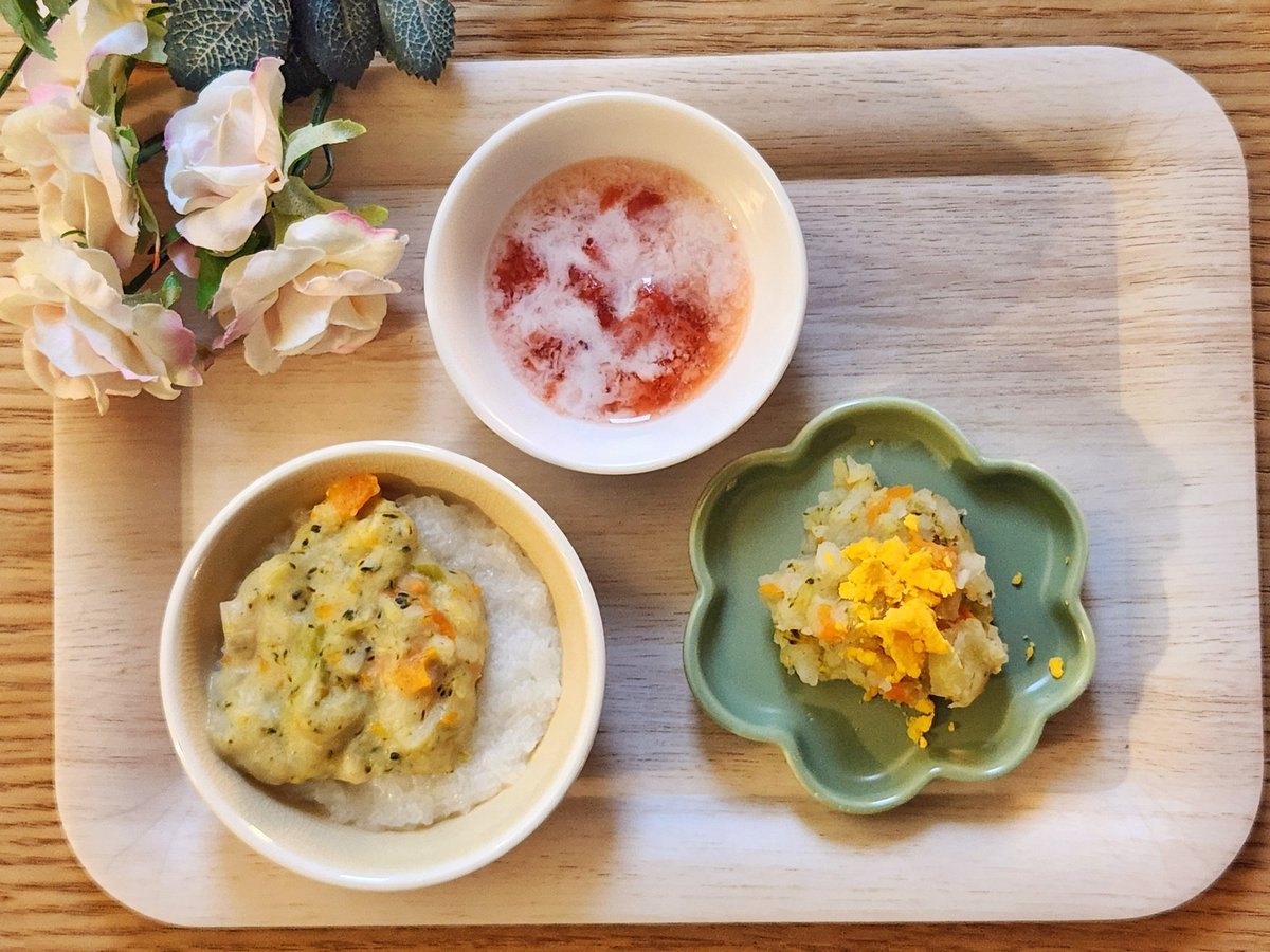 今日はフェードが変わりまして新メニュー！

■本日の離乳食お品書き■
クリームシチューがゆ
ポテサラ卵かけ
いちごミルク 
ミルク140cc