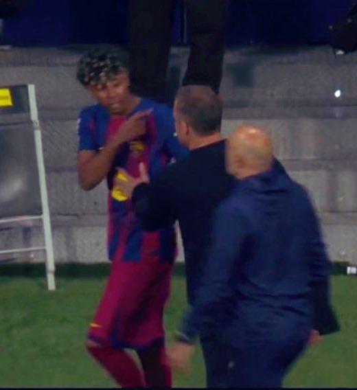 futbol_hubX's tweet photo. 🚨𝐁𝐑𝐄𝐀𝐊𝐈𝐍𝐆: Lamine Yamal was targeted with offensive remarks during yesterday's match against Atletico Madrid, including:

🗣️ “You’re so ugly, dude” and “Go to Morocco.”

The comments, seen as both personal and xenophobic, have sparked an investigation by authorities. ⚖️ https://t.co/g6DtLFJwQP