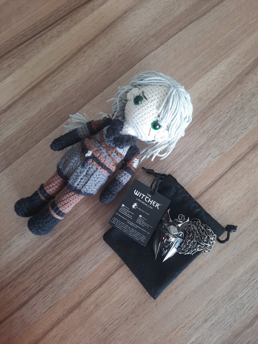 RhenaZireael's tweet photo. The Lynx medallion is so gorgeous &amp; it fits Ciri perfectly. ⚔️ 

The Witcher 4 amigurumi was made by a Turkish Amigurumi Fan account, with details added by me. 💚

In Türkiye we say "İple çekmek" for "to eagerly wait".

 Soo..

WITCHER 4, SENİ İPLE ÇEKİYORUM!!!

#TheWitcher4 https://t.co/8dWLBChNRK