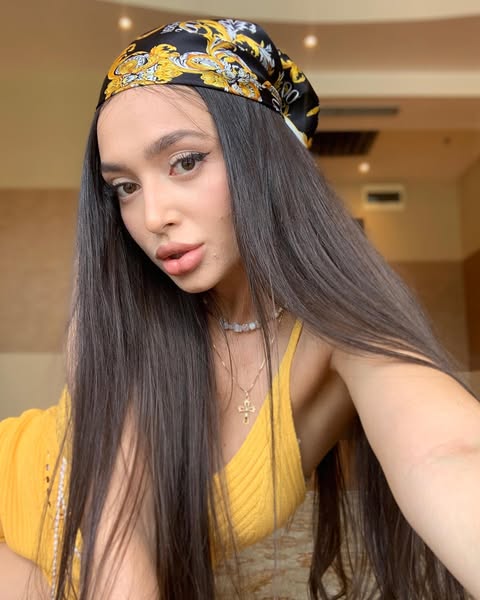 Anna000s's tweet photo. Slow, glowing days: a sunny yellow top, dainty jewelry, and that effortless, warm glow. Living for these simple, beautiful moments 🤍#DailyVibes https://t.co/up0uzoOhdf
