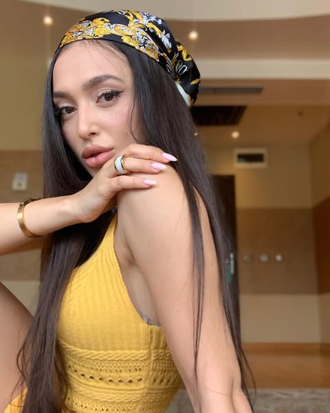 Anna000s's tweet photo. Slow, glowing days: a sunny yellow top, dainty jewelry, and that effortless, warm glow. Living for these simple, beautiful moments 🤍#DailyVibes https://t.co/up0uzoOhdf