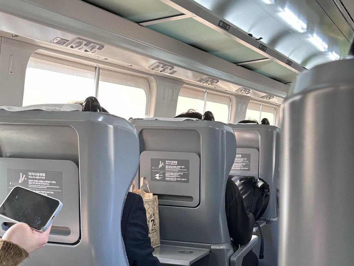 글리띠 tweet media