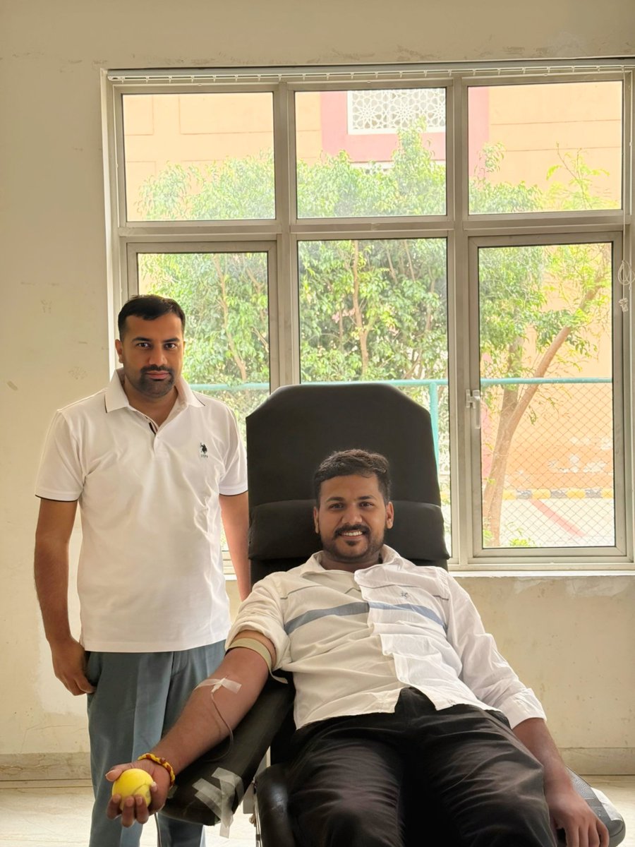 _ak_motivation's tweet image. हर donation एक नई उम्मीद,
आज 28वीं उम्मीद पूरी ❤️
गिनती 28 की है,
दुआएं अनगिनत मिली हैं 🙏
भगवान करे ये सफर 50 और 100 तक जल्दी पहुंचे 💪🩸
अगर मेरे एक छोटे से कदम से किसी का परिवार मुस्कुरा सकता है,
तो इससे बड़ा पुण्य और क्या होगा 🙏
#blooddonation #blood