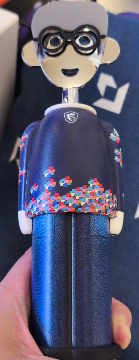 bca2gmin's tweet image. MSIさんブースのガシャで、イタリア食器メーカーのALESSIコラボのワインオープナーいただきました👍
飾っておいておけるデザインでマジで！？これ貰っていいの！？ってなった🫣
#ASKFES2026 #MSI