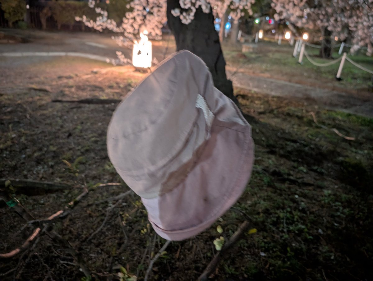 拡散希望
国宝松本城で帽子の忘れ物
どなたかがこの場所に置いてくださっています。このままにしておきます。