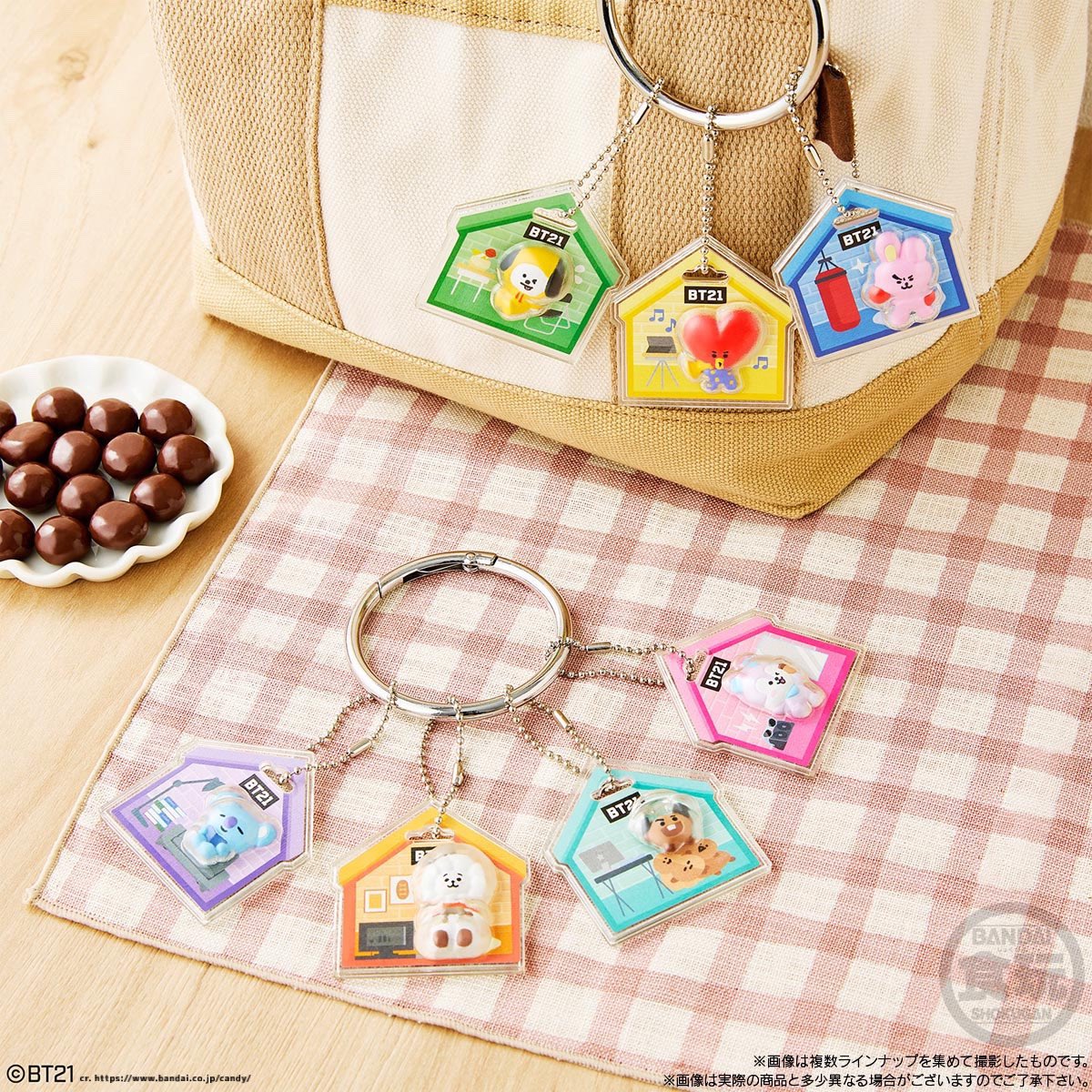 BTS_613Ari's tweet image. BT21 パッケージチャーム＆チョコボーロ
【4月6日(月)発売】
bts613-bighit.com/bt21-package-c…

おうち時間を楽しむ7人のキャラクターの愉快な日常をモチーフにしたマスコット入りのパッケージチャームです。
裏面には、個性豊かなキャラクター紹介が描かれています。
1個360円で買えます🥰💜

#BT21 #食玩