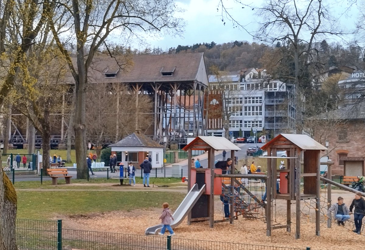 Baron_Snoopy's tweet photo. Nach einem schönen gemütlichen Vormittagsspaziergang durch #BadOrb,  lecker essen im Gasthaus Brauerei Kärners(👌) und danach eine (erfolglose🥹🤷) Ostereiersuche durch den Kurpark, zurück in's hauseigene Café☕🍰🥤.
Um 16 Uhr geht's zum Schwimmen und in die Sauna🥵😃 https://t.co/EUGlTagJfz