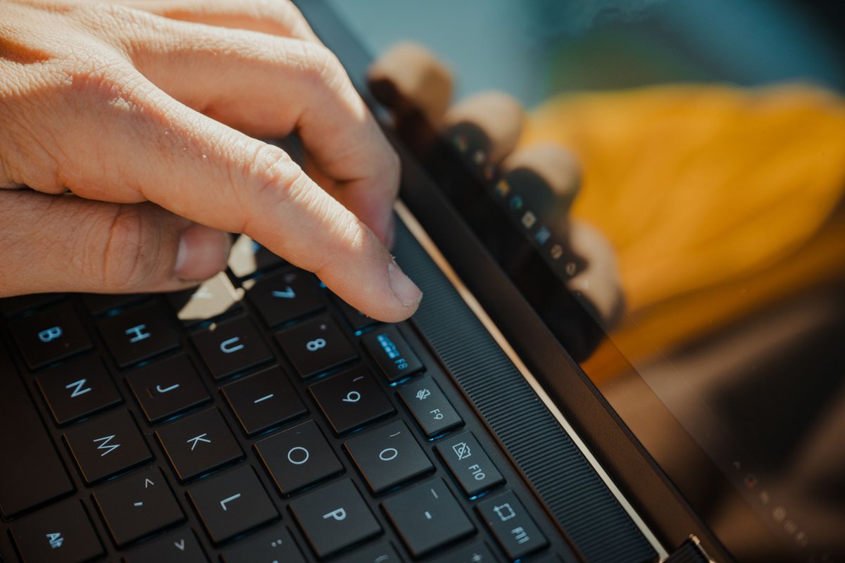 ASUS's tweet image. Editing between sessions, by the coast, or right outside the café — just another day for creator @iamthejasonpaul 🛹💻⁣
⁣
With ProArt GoPro Edition, your ideas move as fast as you do.⁣
No pause. No limits.⁣

#ASUS #ProArt #GoPro