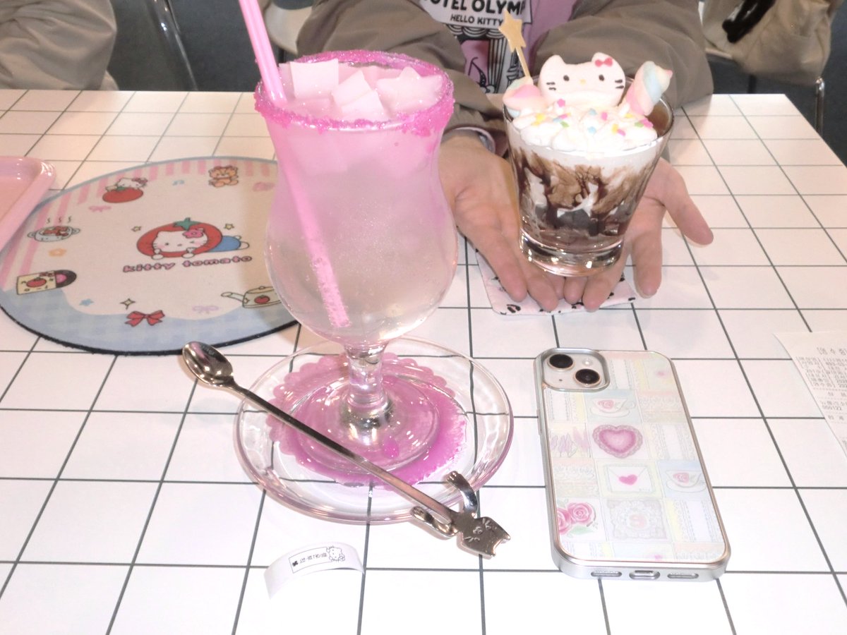 글리띠 tweet media