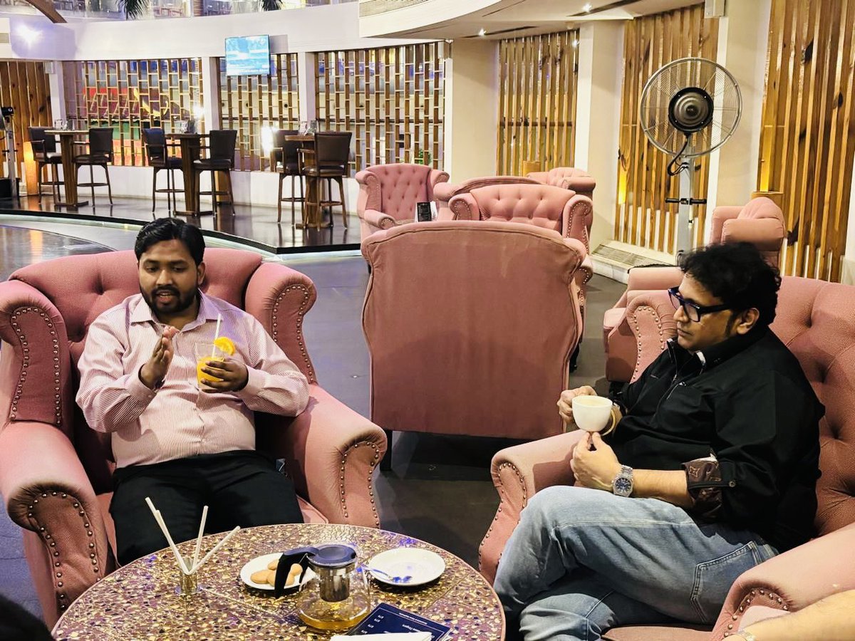 prash2011's tweet image. Official, Unofficial and Uncensored… Talks with "The Khan Sir"!

Had a 2-hour long, late-night insightful discussion with Khan Sir. 

#citizenofbharat #KhanSir #prashantkarulkar