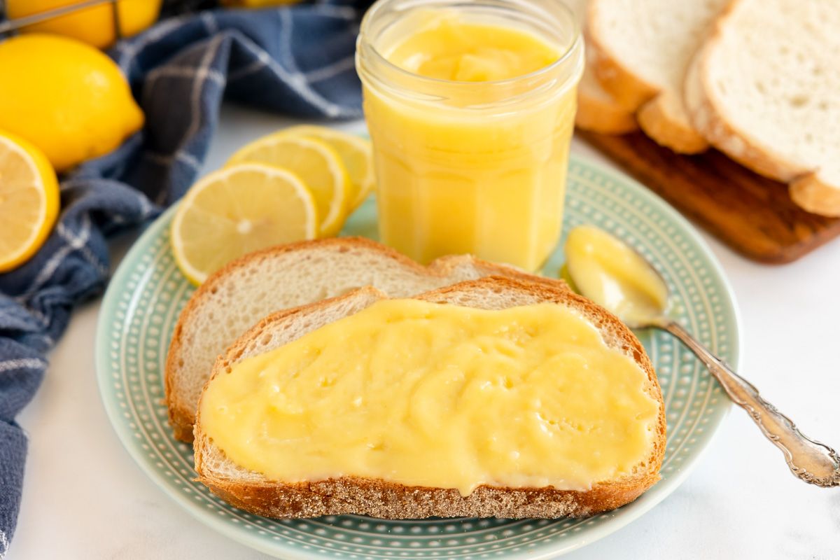 kyleecooks's tweet image. Homemade Lemon Curd is THE best thing in the world. You can use it to fill pies, spread on toast, waffles, pancakes or pound cake, or just... eat with a spoon. I'm not judging. #delicious #recipe #lemon #kyleecooks  kyleecooks.com/homemade-lemon…