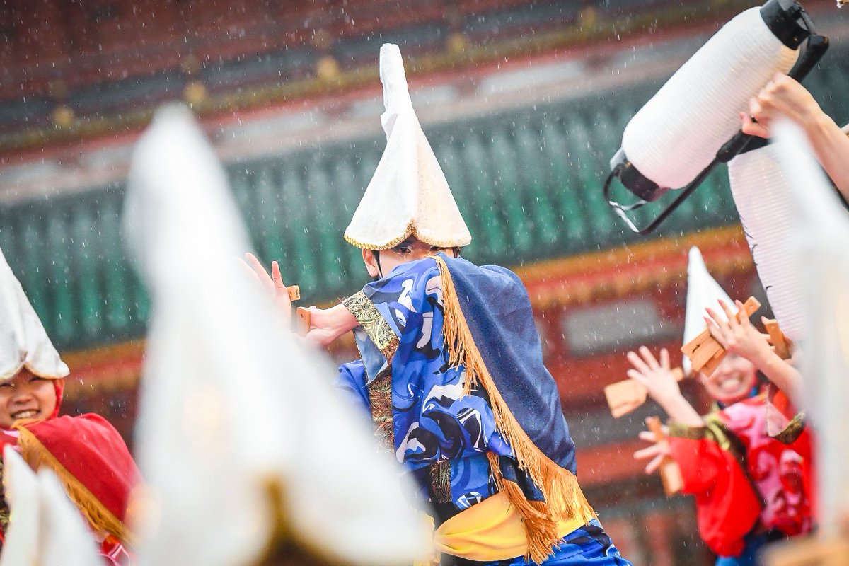 haruyosa23's tweet photo. 第22回 京都さくらよさこい
なるたか
04.04 神宮道スペシャルステージ (2/3)

大雨過ぎて心折れかけたけど、
最後にもう一度「RGB」見れてよかった！

#さくよさ #なるたか https://t.co/3RBhDQQhOw