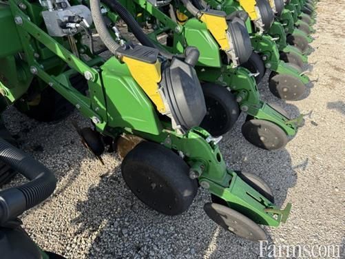 FarmsNews's tweet image. 2014 John Deere DB90 ⏬

30-inch row spacing, 36 rows, central fill hopper system, and more, available now.

usfarmer.com/planting-and-s… 

#ForSale