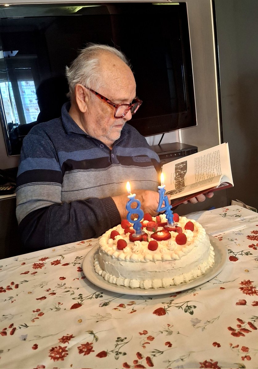 bertero_g's tweet photo. Mio papà più interessato al libro ricevuto che alla torta ...
Devi soffiare sulle candelineeee!
#84anni! https://t.co/qwfxK6gax1