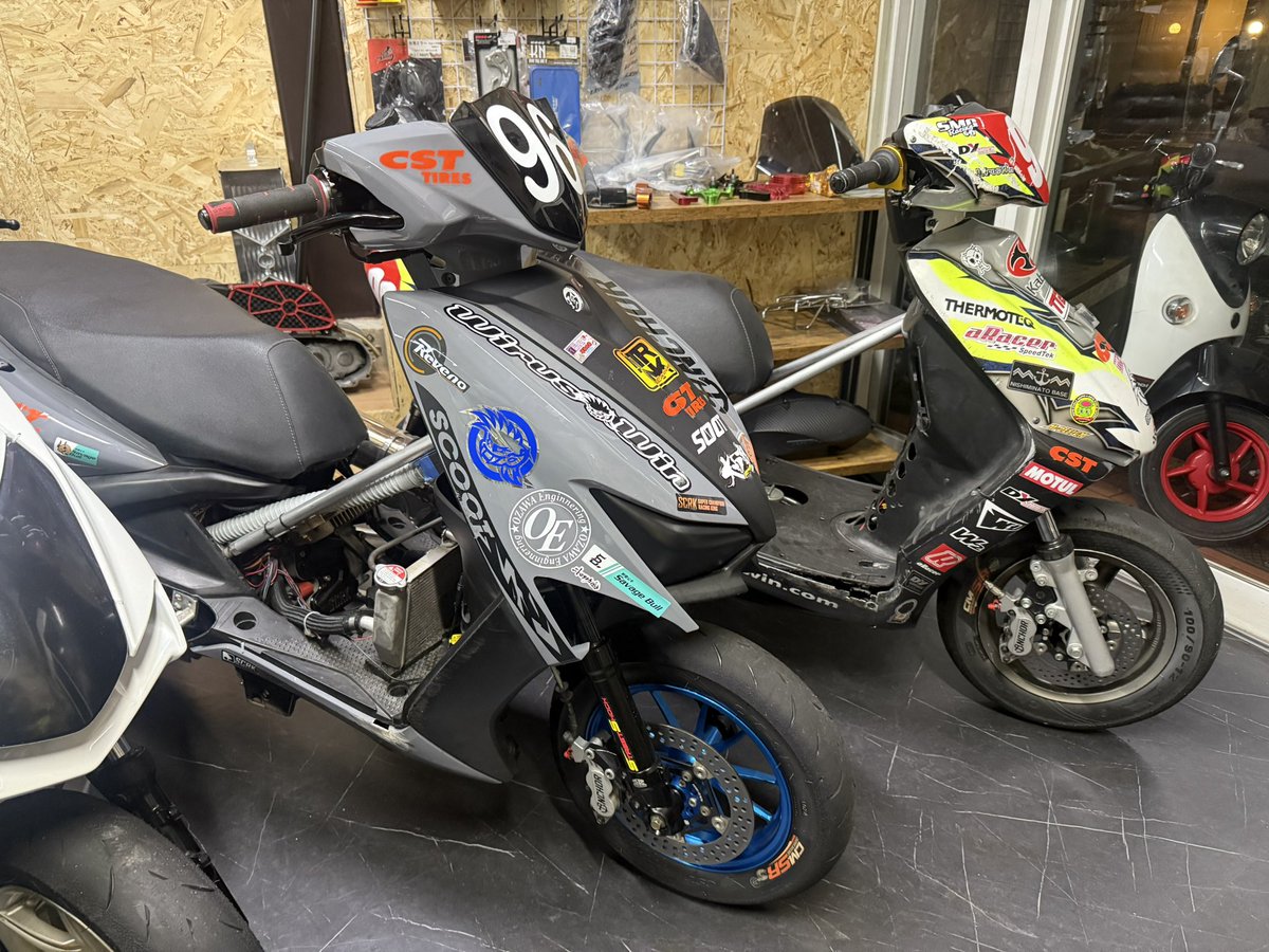wezcraft's tweet photo. 4/4 大阪府枚方市にあるSCOOTさんへお邪魔させていただきました！
レースやシグナスに関する情報をいただき、かなり刺激をいただきました🔥

やはりカスタムシグナスはかなりかっこいいですね✨
にしてもトロフィーの数とスケールが半端ないです🤣
We'z Craftもまだまだ進みます！

@racing_Scoot https://t.co/dZlcQCvfoY