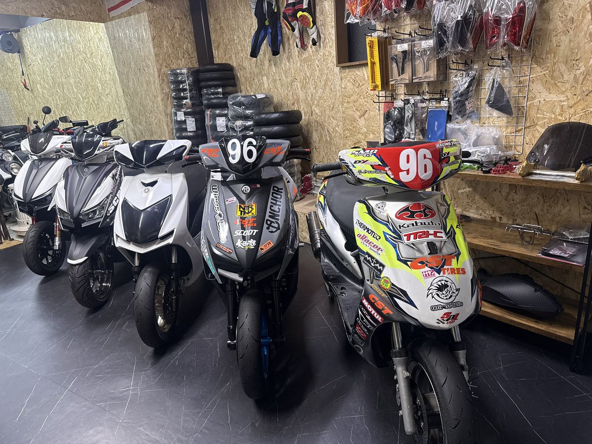 wezcraft's tweet photo. 4/4 大阪府枚方市にあるSCOOTさんへお邪魔させていただきました！
レースやシグナスに関する情報をいただき、かなり刺激をいただきました🔥

やはりカスタムシグナスはかなりかっこいいですね✨
にしてもトロフィーの数とスケールが半端ないです🤣
We'z Craftもまだまだ進みます！

@racing_Scoot https://t.co/dZlcQCvfoY