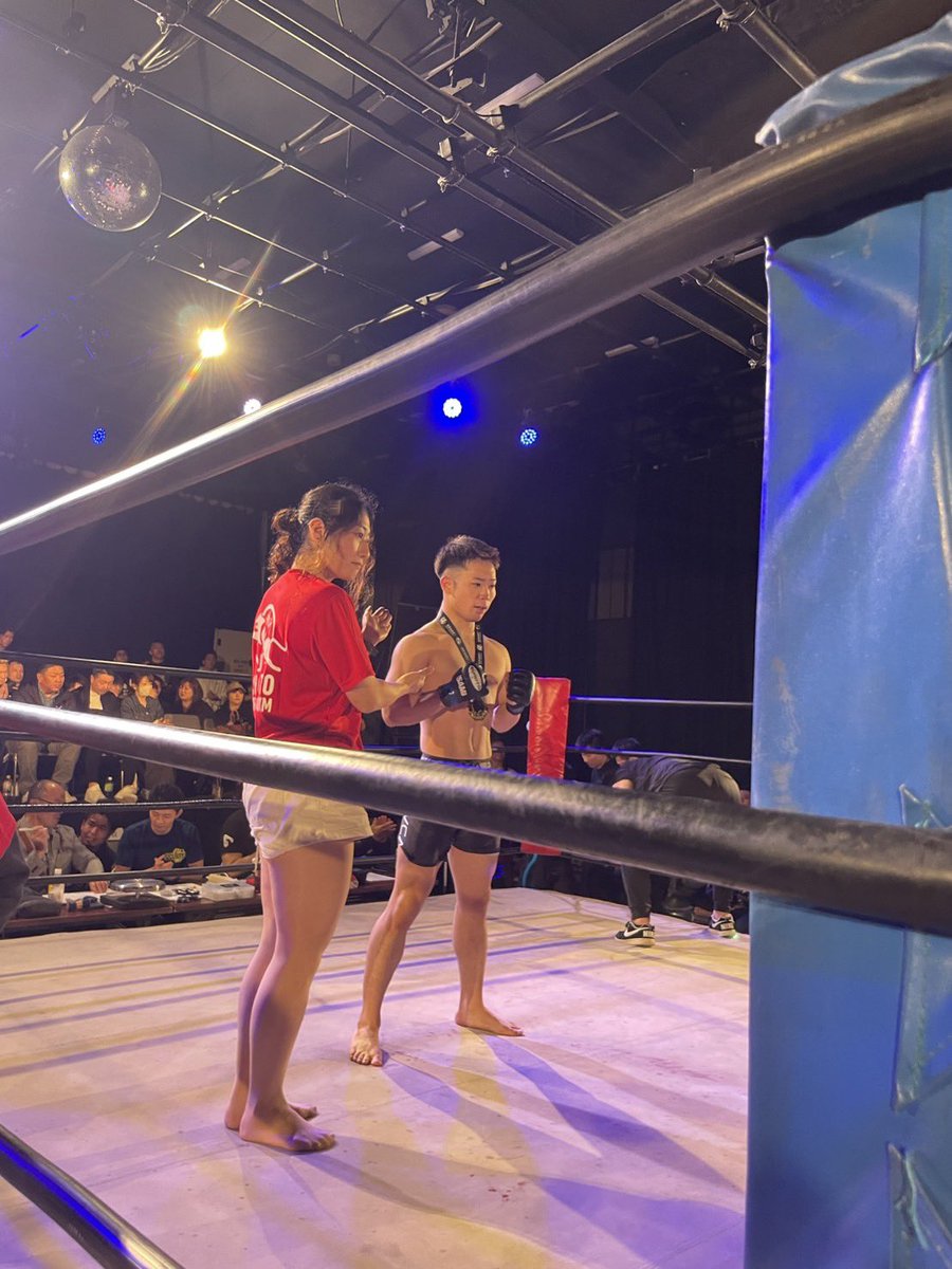 k_skoue_'s tweet photo. デビュー戦勝利おめでとう！
つよすぎる！！
前日に色々あったけど、本当によかった。
急遽試合していただいた塩野谷選手、
ありがとうございました。

#mma
#shooto0405
#ユブネドバリシビリ https://t.co/lDBfZfn5vm