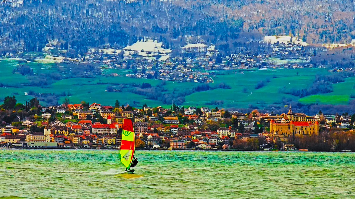 AlpinePixels's tweet photo. Extreme windsurfing on Lake Neuchâtel 8K 🇨🇭 Shot from Yverdon-les-Bains with Château de Grandson &amp; Jura mountains in the background.  #Switzerland #Windsurfing #8K
Planche à voile extrême sur le lac de #Neuchatel  #Suisse #Yverdon #Windsurf
https://t.co/E68gN5Pjlt #Grandson https://t.co/ycqRgGpATY