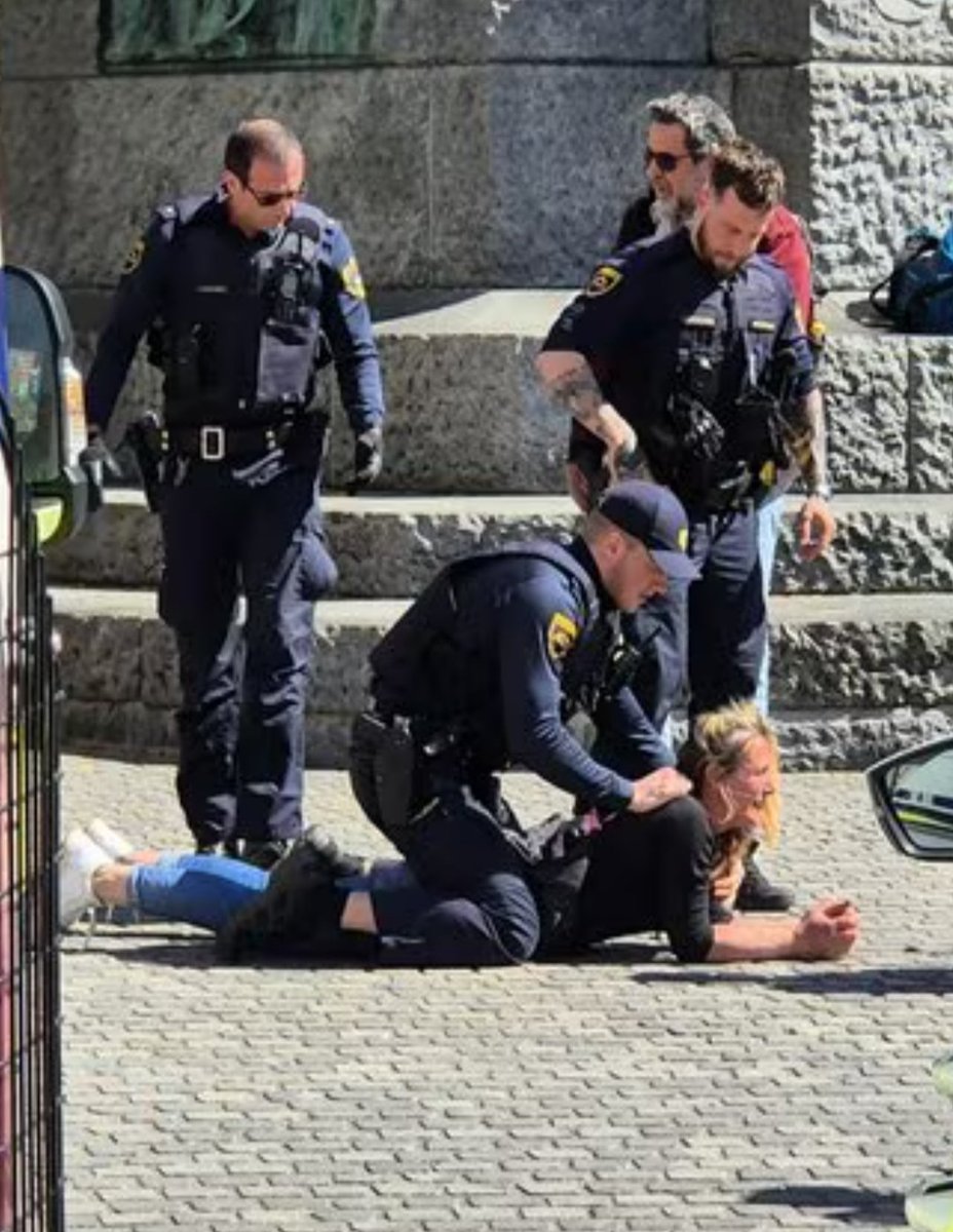 starihalj's tweet image. Prešernov trg.
#acab