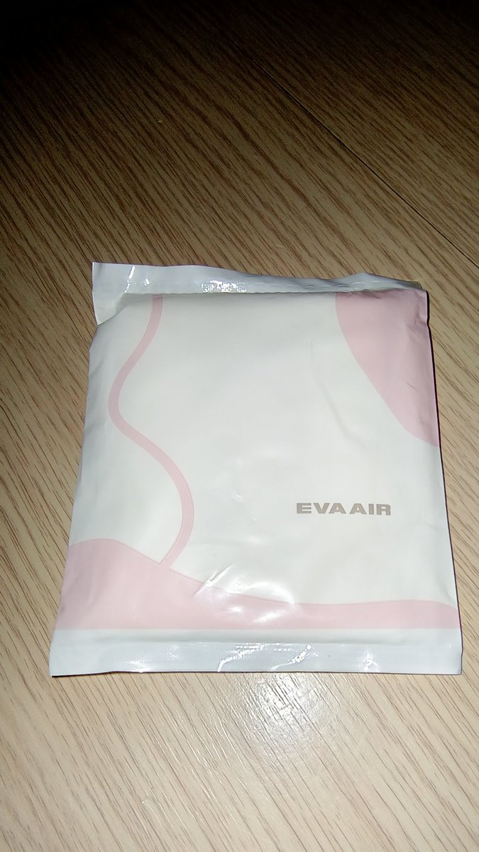 USERDIAPER's tweet photo. 去吃飯餐廳的廁所竟然有提供長榮航空的衛生棉，拿了一片回來試用 https://t.co/7iJjfuGMkZ