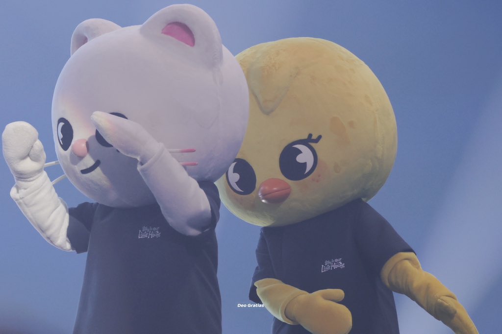 hyunloveslfy's tweet photo. 근데 오늘 진짜 너무 심각하게 안주더라😢 오히려 지니렛 뽁아리가 훨씬 꽁냥거림…ㅋㅋㅋ 이렇게까지 숨기고 안 주는 이유는 딱 하나 밖에 생각할 수가 없어.  찐이라서!!
이씌 황필 내놔😤😤😤 https://t.co/TcNly1nIeT