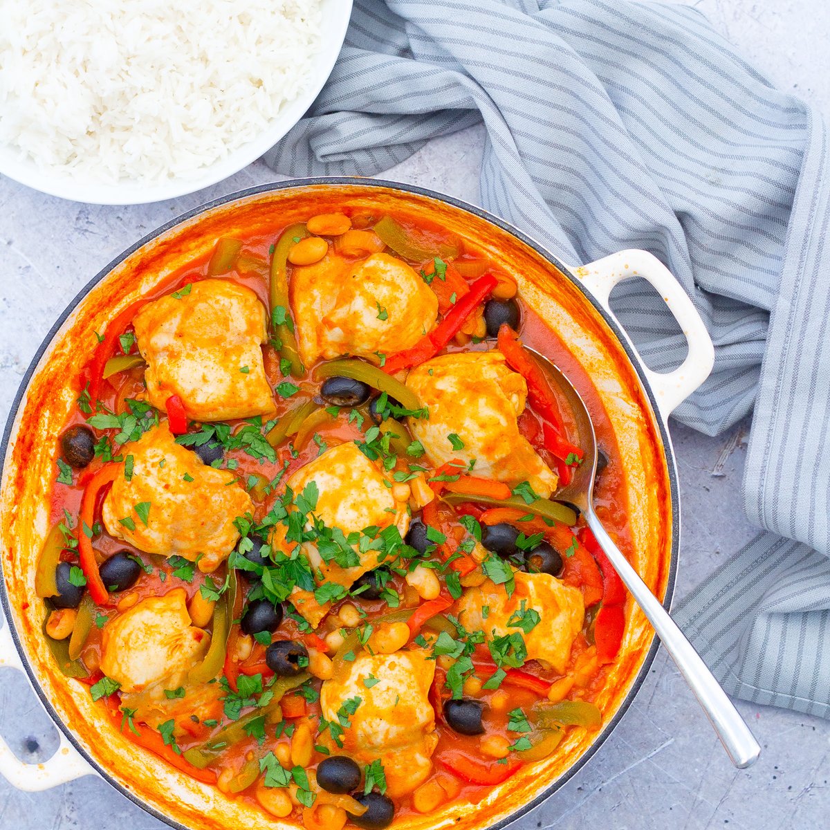 easypeasyfoodie's tweet image. Packed full of flavour, this Spanish Chicken Stew is quick and easy enough for a busy midweek evening, but delicious enough for a weekend - or even a dinner party! Serve with rice, mashed potatoes or crusty bread. 

GET THE RECIPE &amp;gt;&amp;gt;&amp;gt; bit.ly/2NUBAbY

#midweekmeals