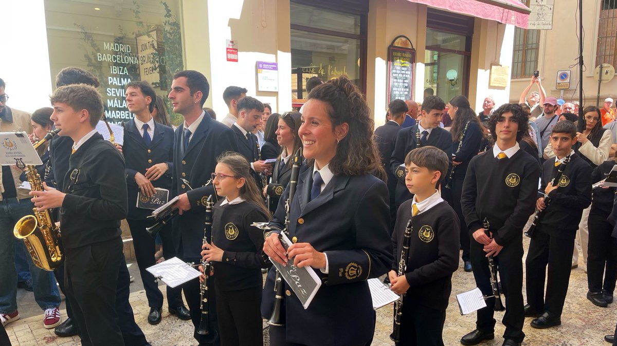 Lapazmalaga's tweet photo. Se incorporan nuestra Escuela Juvenil  @EmJuanJurado en calle Echegaray tras la 𝙑𝙞𝙧𝙜𝙚𝙣 𝙍𝙚𝙞𝙣𝙖 𝙙𝙚 𝙡𝙤𝙨 𝘾𝙞𝙚𝙡𝙤𝙨

🎼‘El día del Señor’ de @saxofoncho 
🎼‘Esperanza de vida’ de Manuel Marvizón

#SuenalaPaz🎶🕊️ #CofradíasMLG @cofradiasmalaga https://t.co/mvpNT29GKb