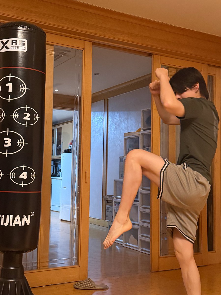 뭉⋰˚✩ tweet media