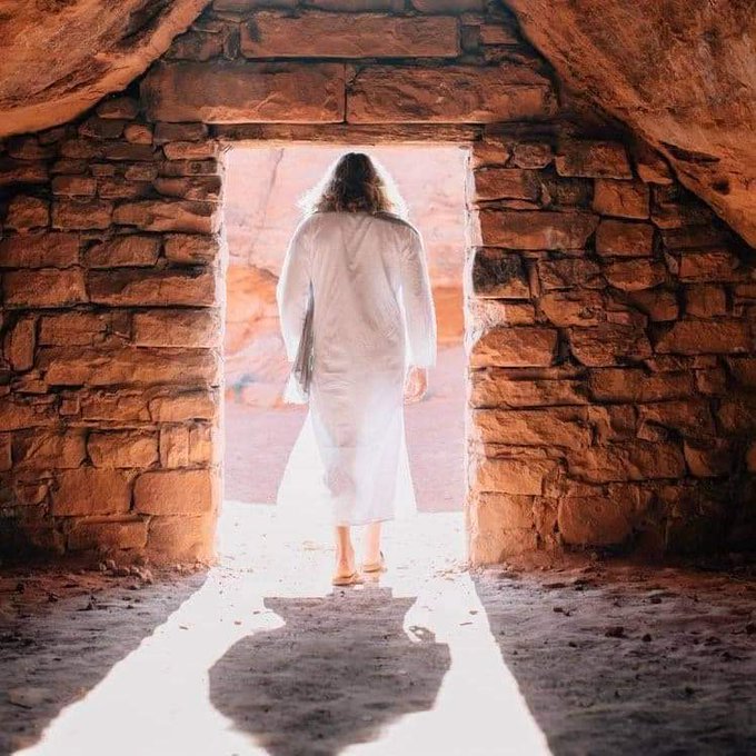 "E ao terceiro dia ele ressuscitou."

Ele vive, ele sempre viveu. Feliz Páscoa para todos!