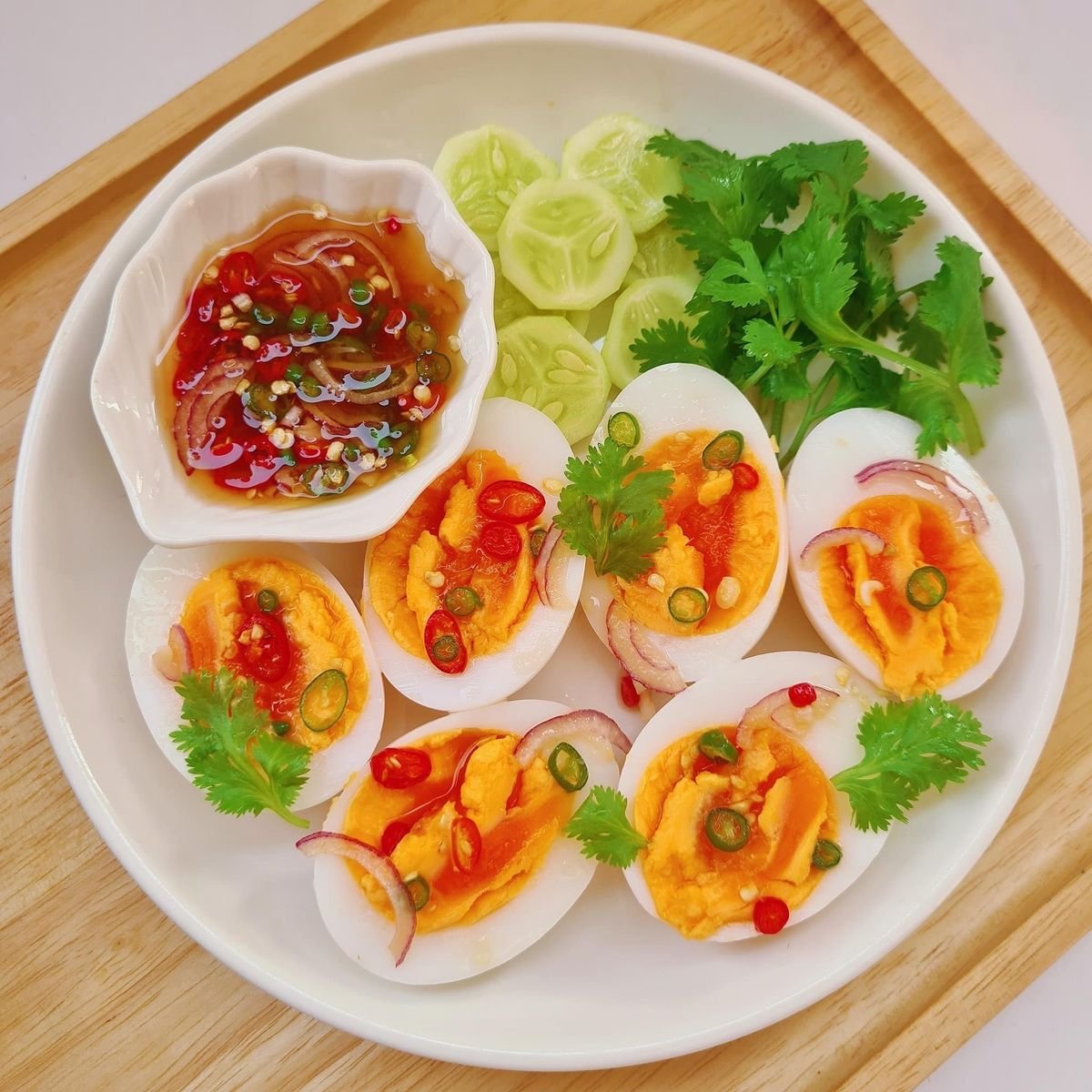 NThanh86518's tweet image. SOFT-BOILED EGGS WITH FRESH CUCUMBER &amp;amp; LIGHT DIPPING SAUCE
Creamy soft-boiled eggs served with crisp cucumber, fresh herbs, and a light chili dipping sauce—simple, clean, and protein-rich for a fresh morning!
#HealthyBreakfast #HighProtein #Eggs