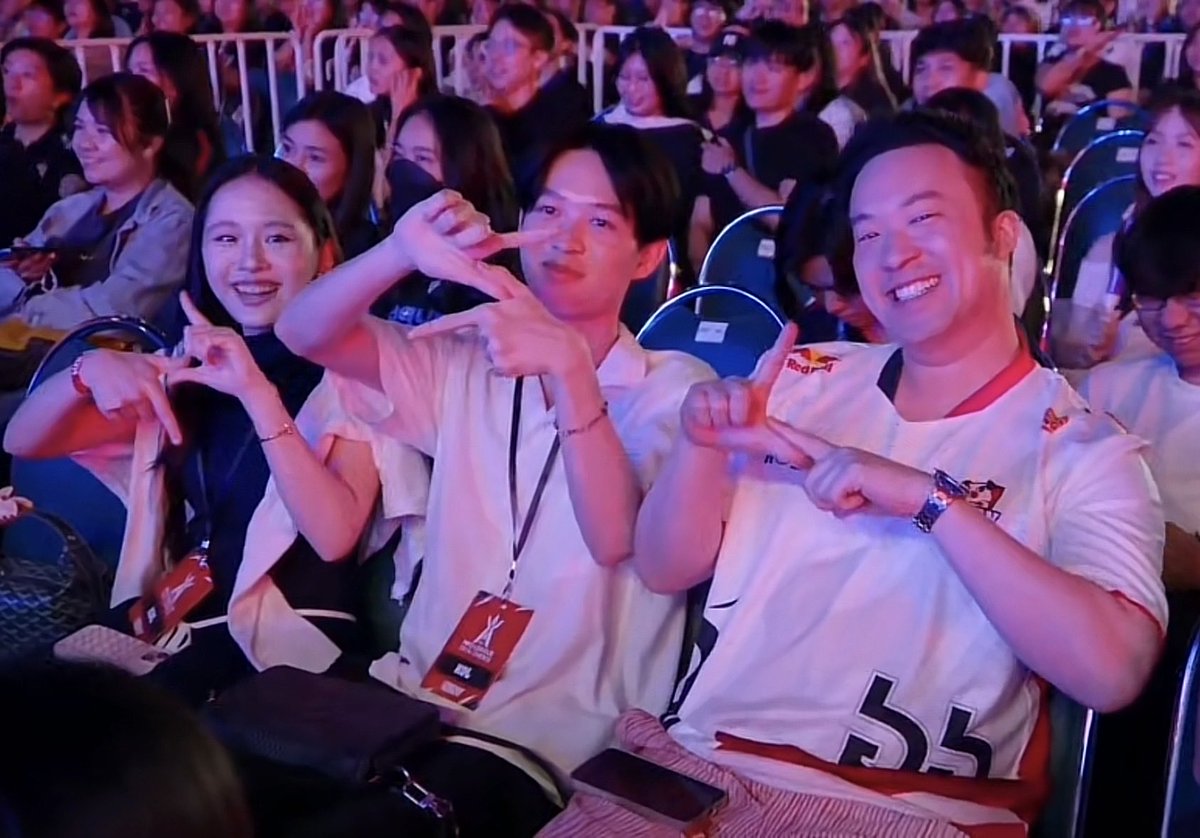 𝐇²𝐒𝐎⁴ tweet media