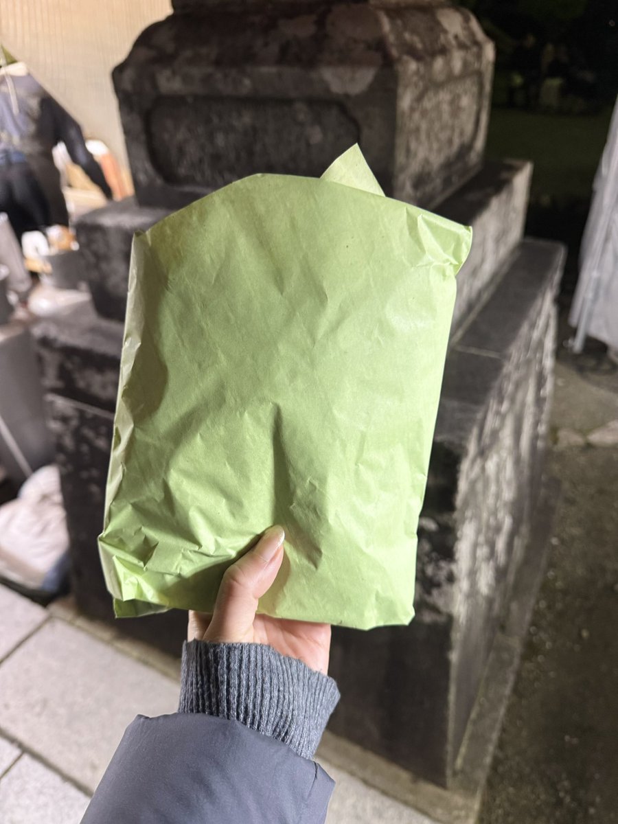桜の季節に、新潟県民がSNSにアップしがちな緑色の謎包装紙