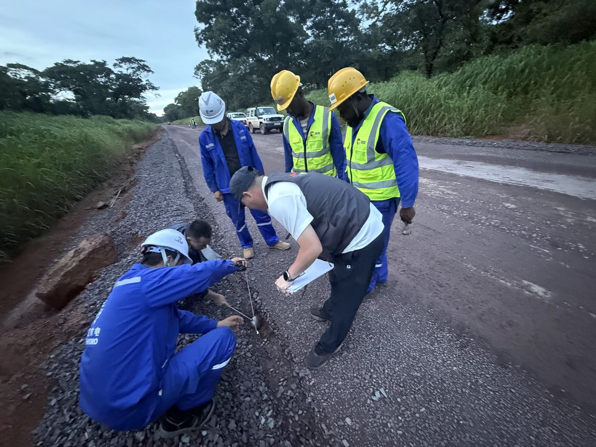 SISC_SA's tweet image. #RDC #Infrastructure | #RN1： Contrôle qualité renforcé sur le lot 6 de la route Mbuji-Mayi–Kabinda
Sisc a mené une inspection qualité approfondie sur le lot 6 du projet RN1, avec un focus sur les ouvrages clés : terrassements, couches de base, revêtements bitumineux et ouvrages
