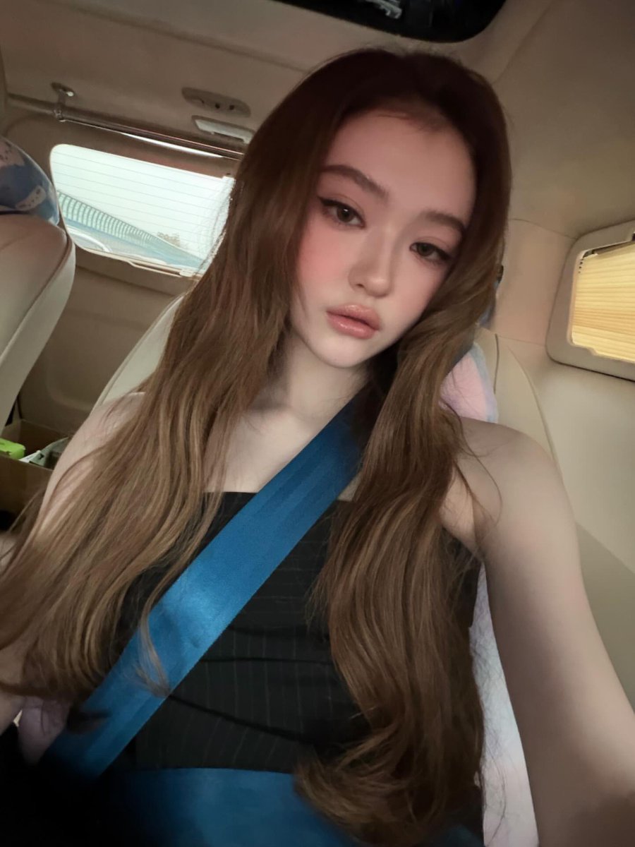 lily tweet media