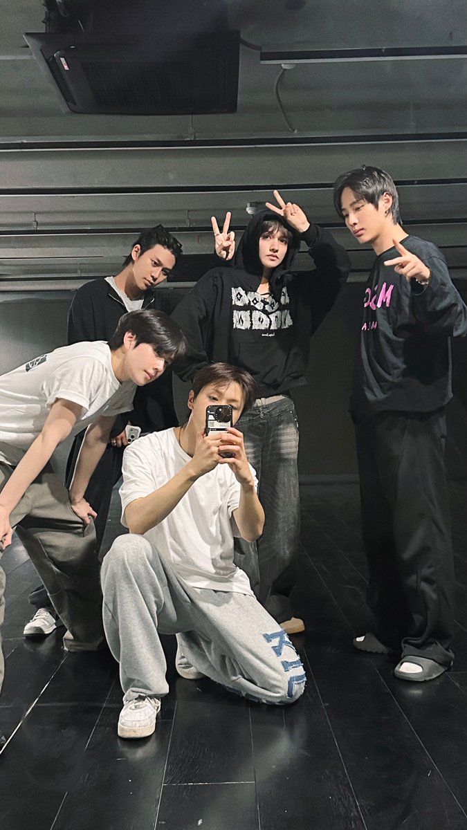 BAE173_member's tweet image. [#BAE173] 

엘스 보고 싶은 일요일
연습 중 💪🏼

#비에이이173