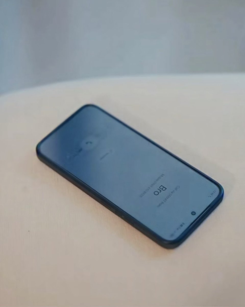 ParaKayBrenty's tweet photo. The way he still stayed faithful and professional to his other brands

BRENT MANALO FOR NIVEA

He was using his Xiaomi phone, and Smart network (cos MAYA). https://t.co/XIwSfo0HrN